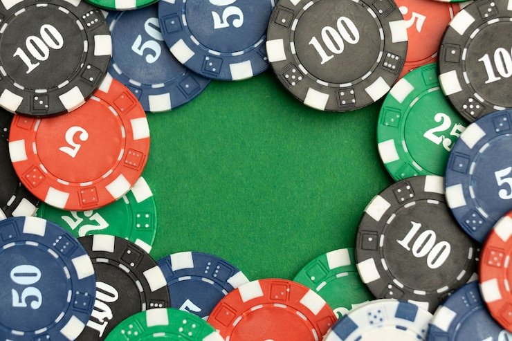 Perbandingan tampilan aplikasi ktpjitu di layar Android dan iOS, menunjukkan tata letak responsif meja live-dealer dan opsi pembayaran